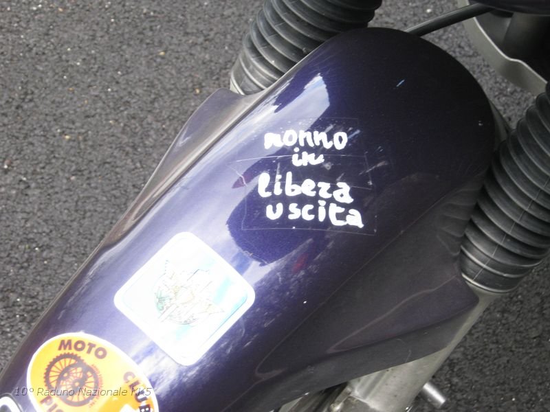 KLE scorcio della moto dell anagraficamente il piu vecchio ma  che ha un patto col Diavolo..jpg